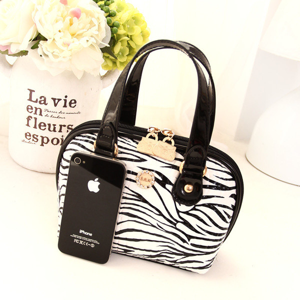 Kis női táska különböző mintákkal és fém elemekkel