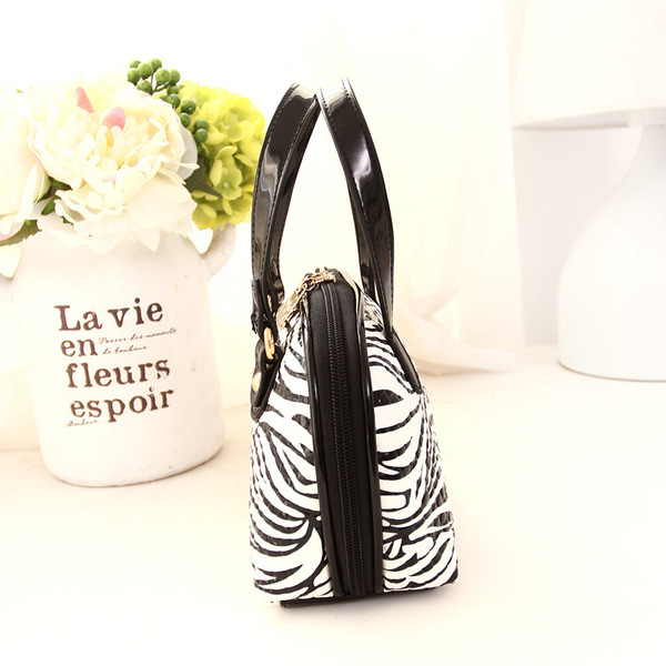 Kis női táska különböző mintákkal és fém elemekkel