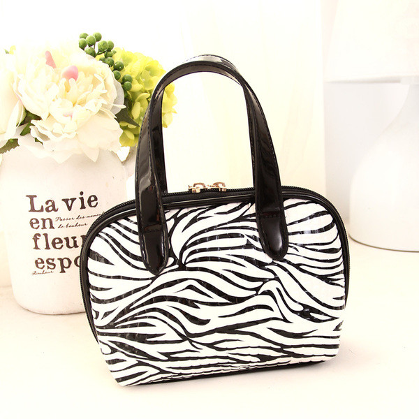 Kis női táska különböző mintákkal és fém elemekkel