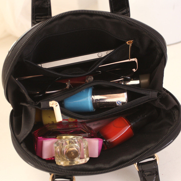 Kis női táska különböző mintákkal és fém elemekkel