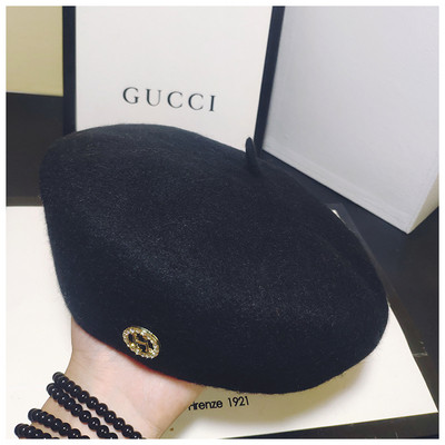 Stílusos női sapka fém díszítéssel fekete és bézs színben