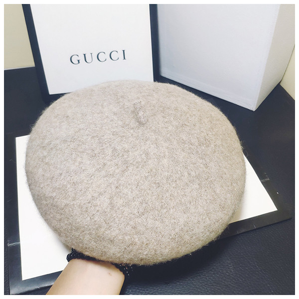 Stílusos női sapka fém díszítéssel fekete és bézs színben