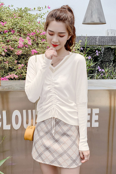 Bluză casual de damă cu decolteu și cravate spitz