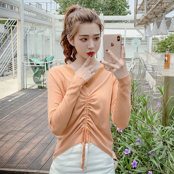 Bluză casual de damă cu decolteu și cravate spitz