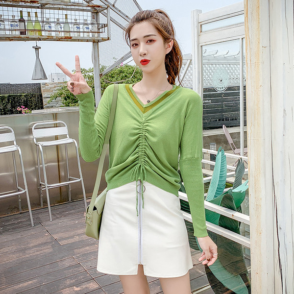 Bluză casual de damă cu decolteu și cravate spitz