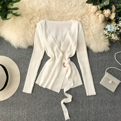 Modern női blúz mély nyakkivágással, nyakkendővel több színben