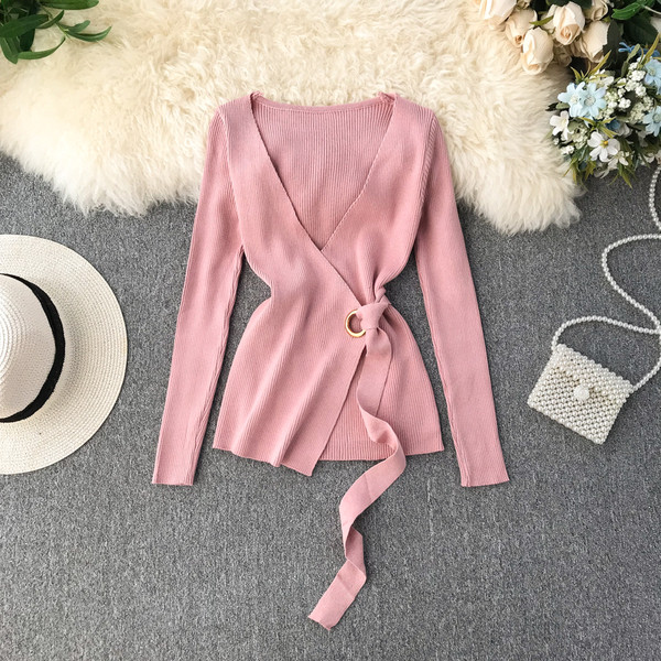 Modern női blúz mély nyakkivágással, nyakkendővel több színben