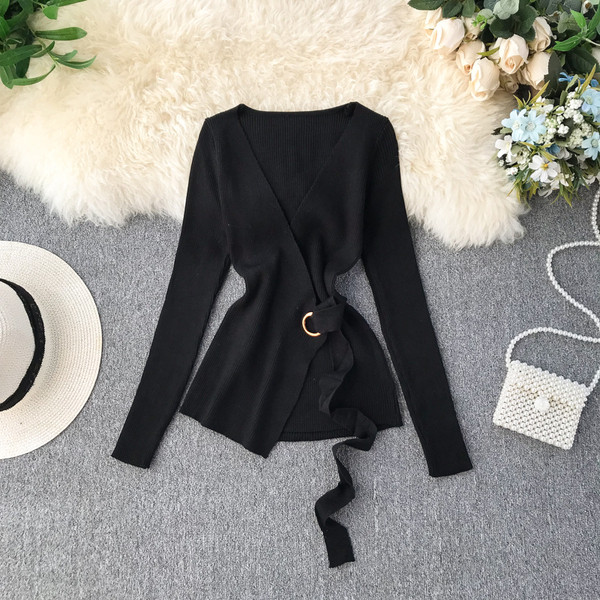 Modern női blúz mély nyakkivágással, nyakkendővel több színben