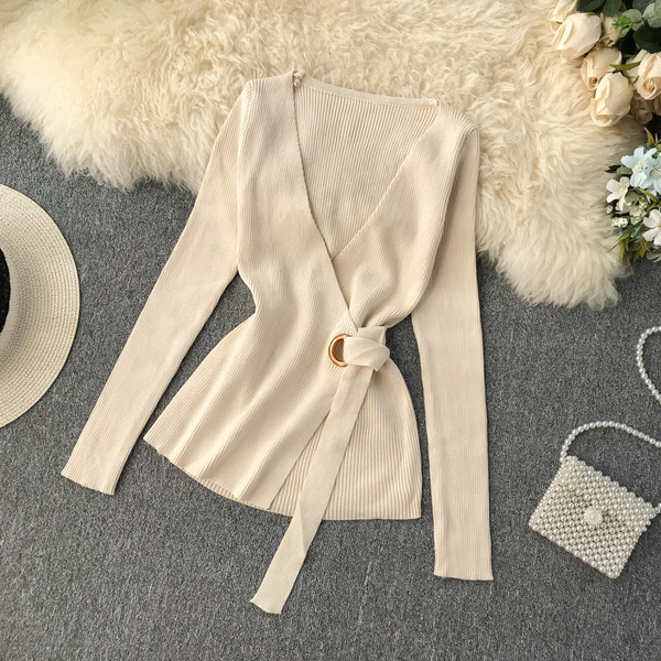 Modern női blúz mély nyakkivágással, nyakkendővel több színben