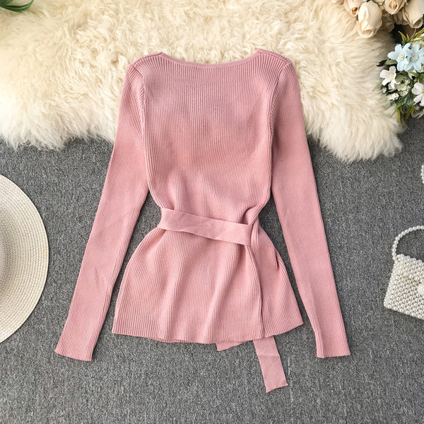 Modern női blúz mély nyakkivágással, nyakkendővel több színben