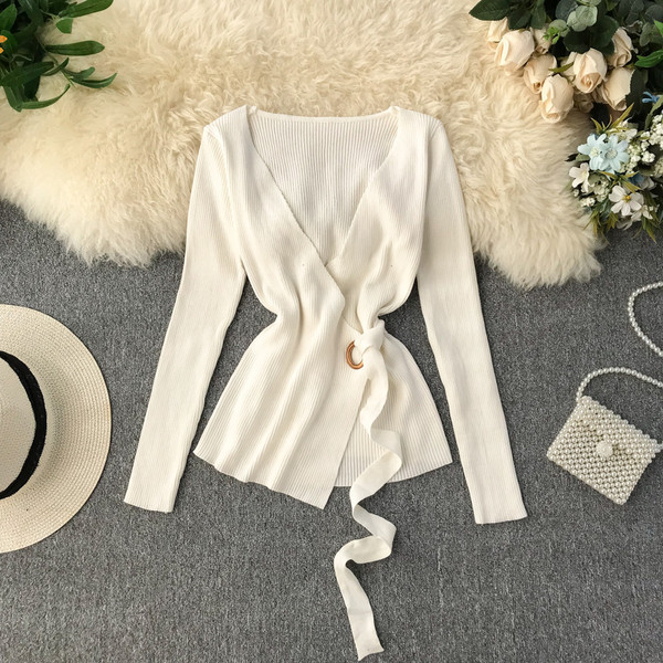 Modern női blúz mély nyakkivágással, nyakkendővel több színben