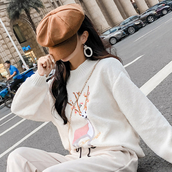 Puha pulóver rátéttel és hímzéssel, két színben