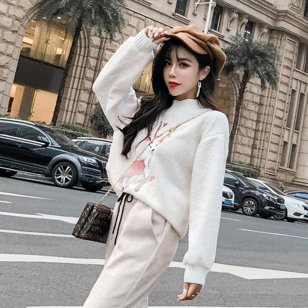 Puha pulóver rátéttel és hímzéssel, két színben