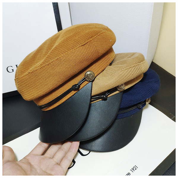 Modern női sapka bőr ellenzővel, különböző színekben