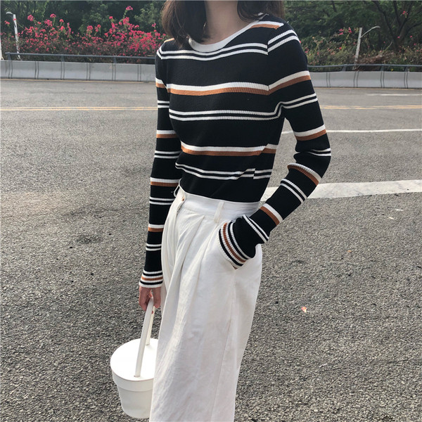 Női csíkos blúz fehér és fekete színben