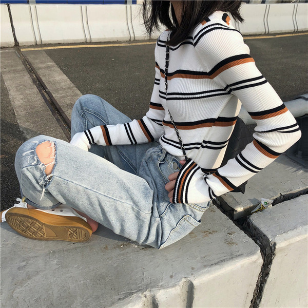 Női csíkos blúz fehér és fekete színben