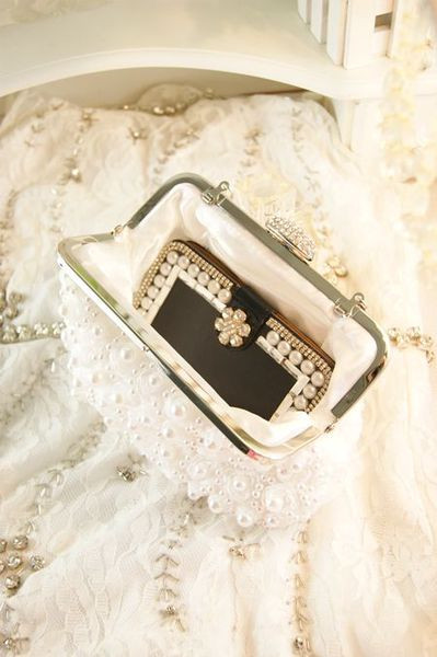 Elegáns kézitáska / kuplung gyöngyökkel, két színben