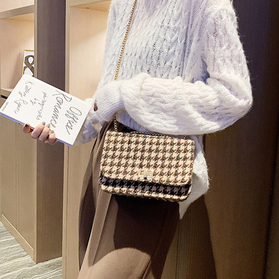 Stílusos női táska hosszú füllel, négy színben