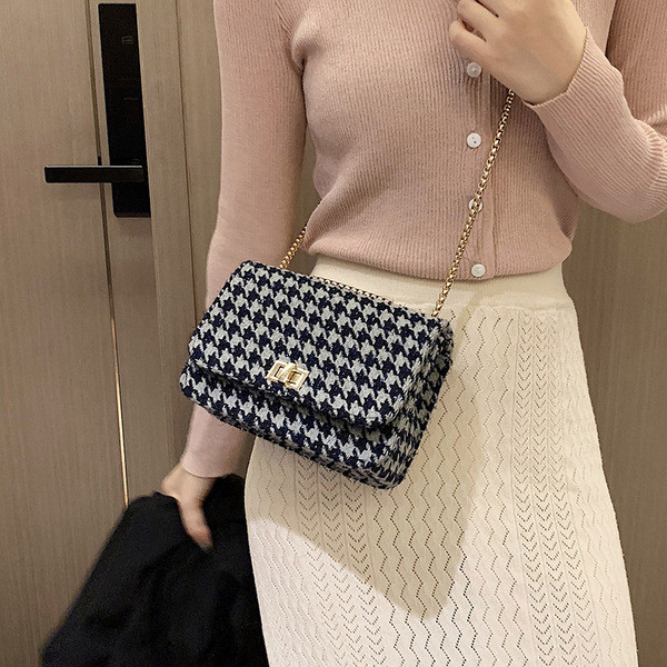 Stílusos női táska hosszú füllel, négy színben