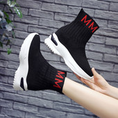 Női zokni típusú zokni fekete színben, hímzéssel