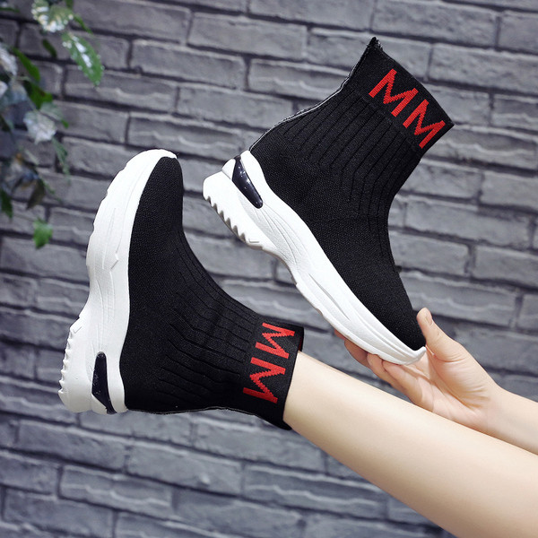 Női zokni típusú zokni fekete színben, hímzéssel