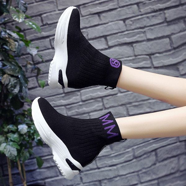 Női zokni típusú zokni fekete színben, hímzéssel