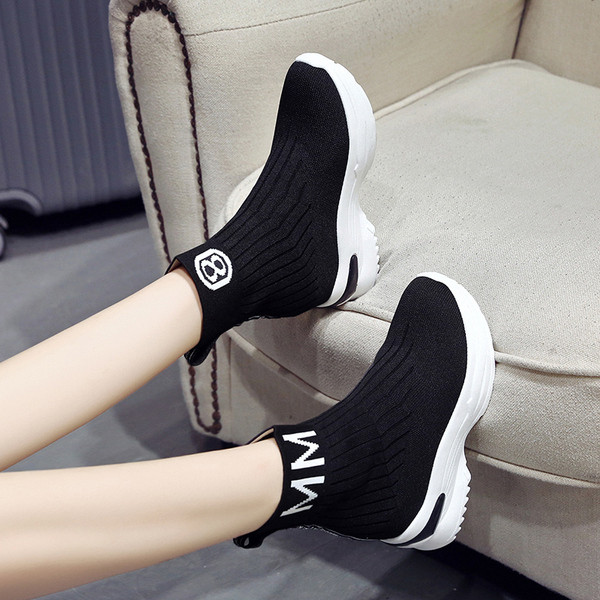 Női zokni típusú zokni fekete színben, hímzéssel