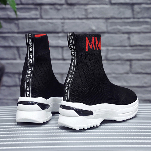 Női zokni típusú zokni fekete színben, hímzéssel