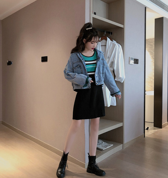 Rövid farmerdzseki flitterekkel és 3D elemekkel