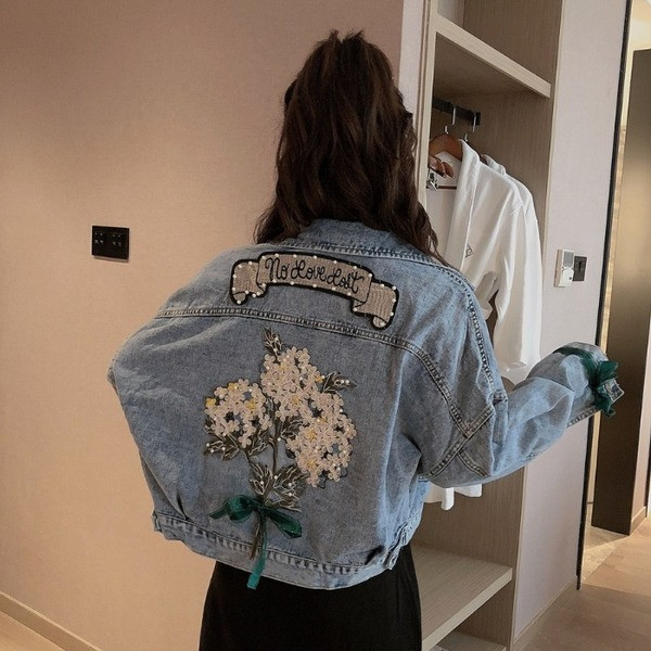 Rövid farmerdzseki flitterekkel és 3D elemekkel