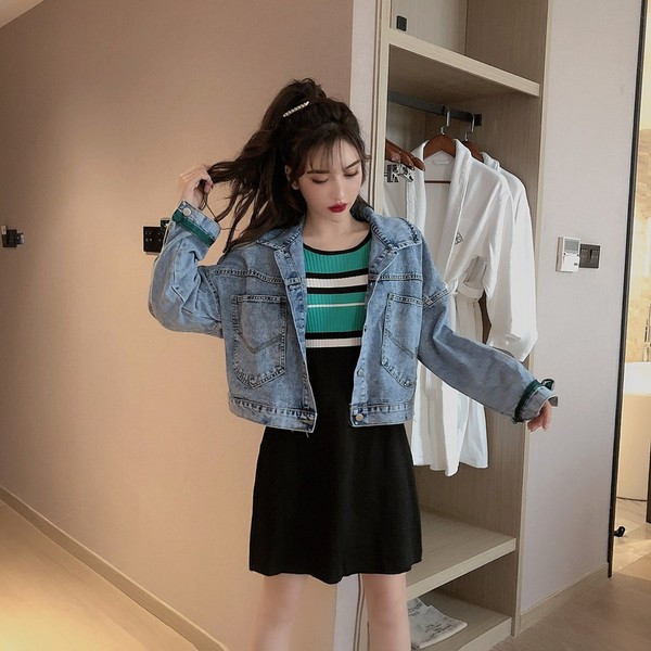 Rövid farmerdzseki flitterekkel és 3D elemekkel