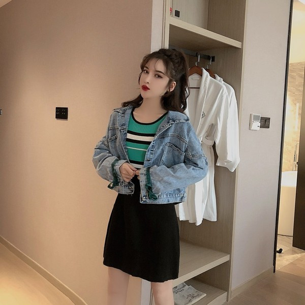 Rövid farmerdzseki flitterekkel és 3D elemekkel