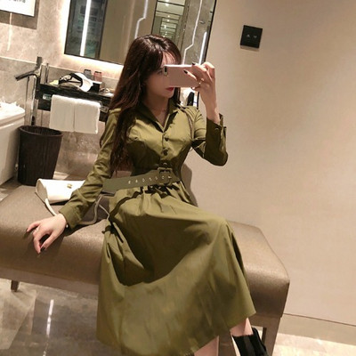 Modern, zöld színű hosszú ruha zsebekkel és övvel - szabású modell