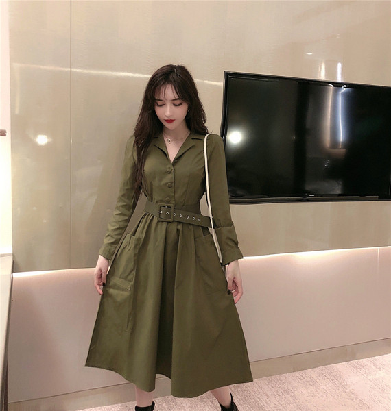 Modern, zöld színű hosszú ruha zsebekkel és övvel - szabású modell