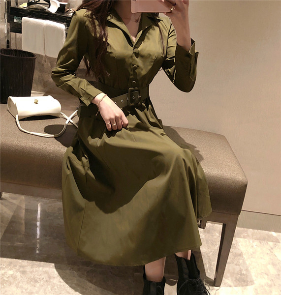 Modern, zöld színű hosszú ruha zsebekkel és övvel - szabású modell