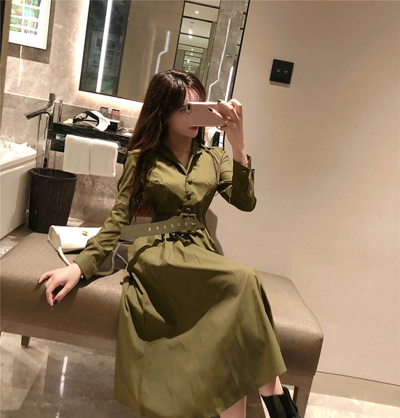 Modern, zöld színű hosszú ruha zsebekkel és övvel - szabású modell