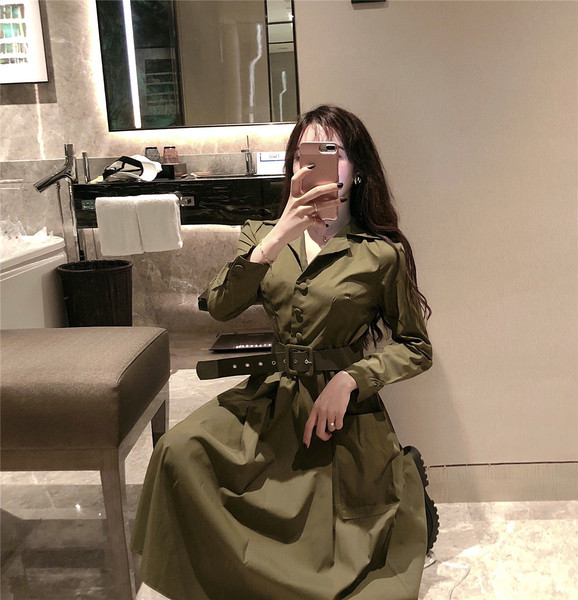 Modern, zöld színű hosszú ruha zsebekkel és övvel - szabású modell