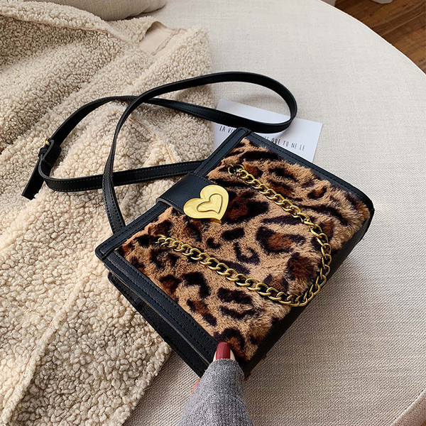 Aktuális női táska fém elemekkel négy színben