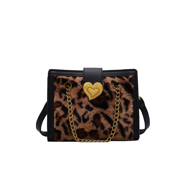 Aktuális női táska fém elemekkel négy színben