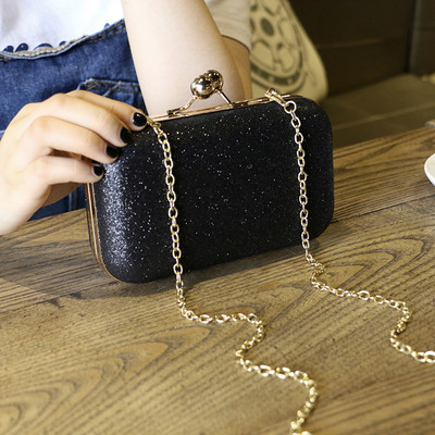 Stílusos fényes kulcs hosszú fémlánccal ezüst, arany és fekete színben