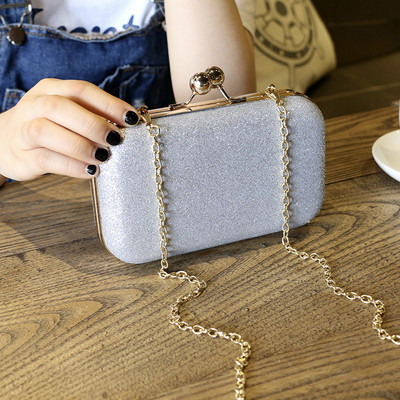 Stílusos fényes kulcs hosszú fémlánccal ezüst, arany és fekete színben