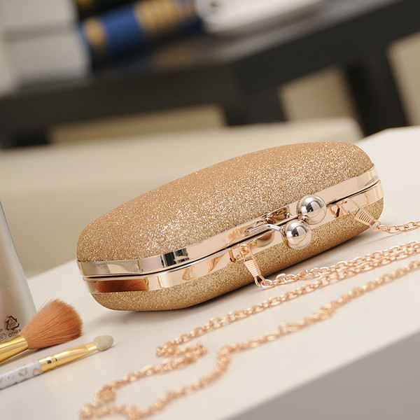 Stílusos fényes kulcs hosszú fémlánccal ezüst, arany és fekete színben