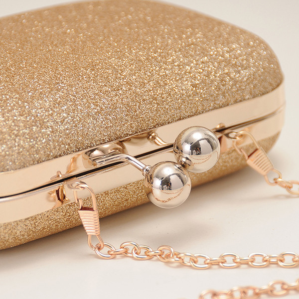 Stílusos fényes kulcs hosszú fémlánccal ezüst, arany és fekete színben