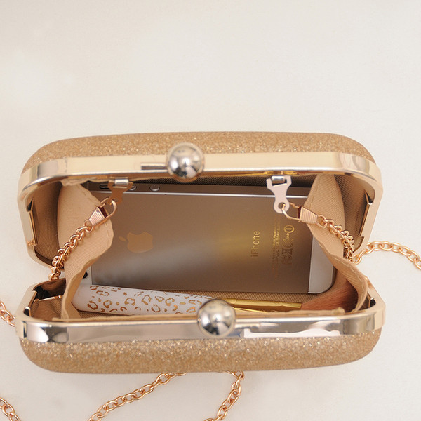 Stílusos fényes kulcs hosszú fémlánccal ezüst, arany és fekete színben