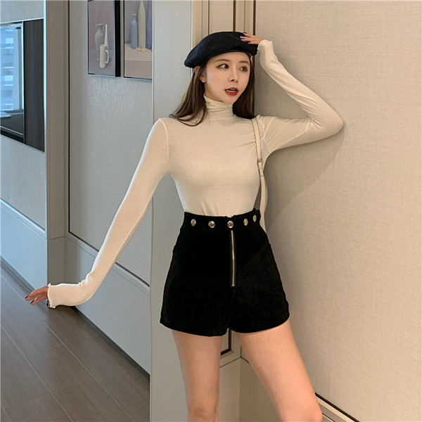 Fekete bársony rövidnadrág cipzárral és magas derékkal