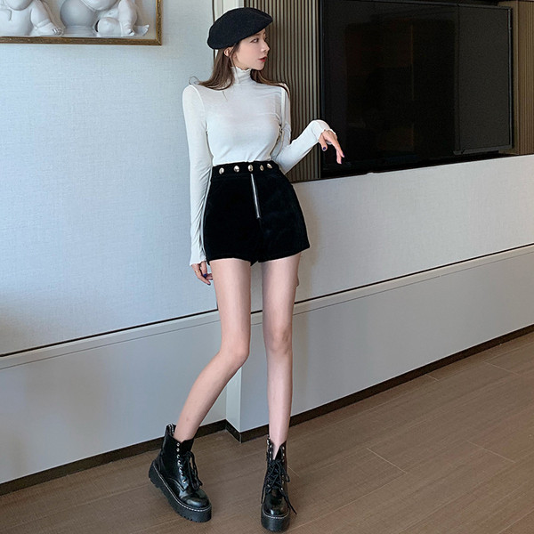 Fekete bársony rövidnadrág cipzárral és magas derékkal