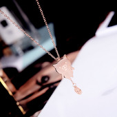 Modern női nyaklánc medállal, arany színben