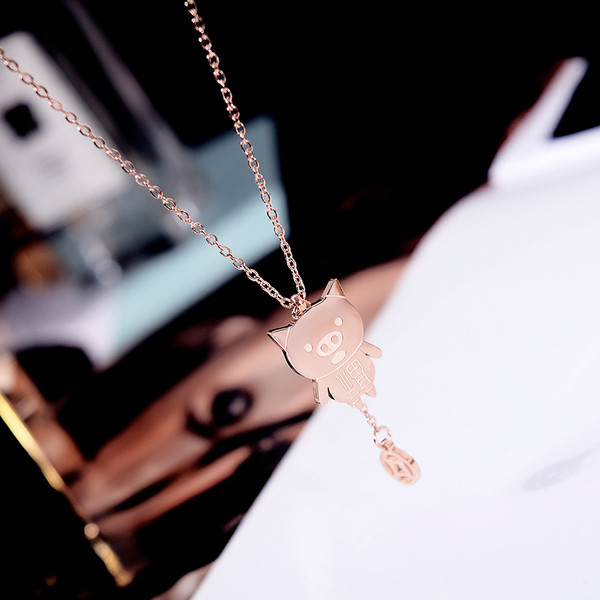 Modern női nyaklánc medállal, arany színben