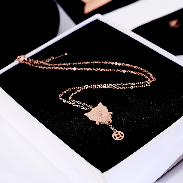 Modern női nyaklánc medállal, arany színben