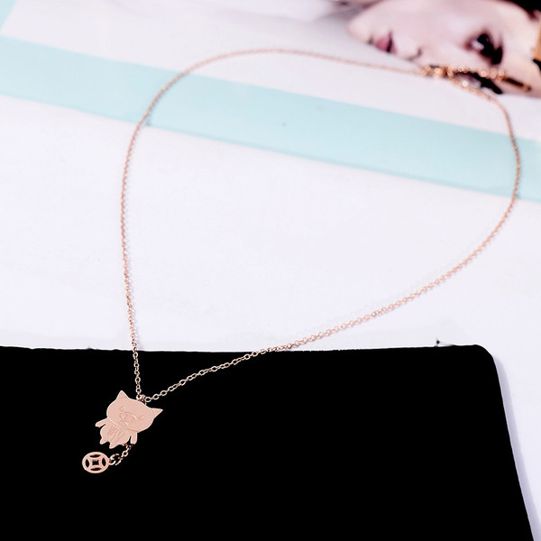 Modern női nyaklánc medállal, arany színben